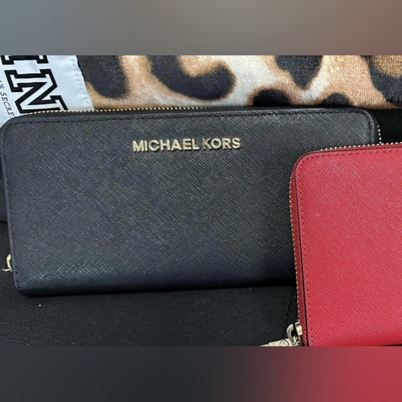Michael Kors wallet - Picture 1 of 1